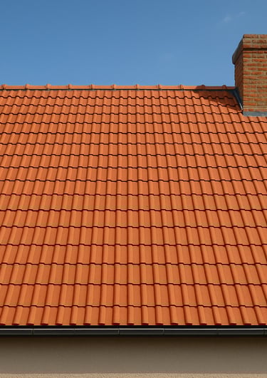 Toiture en tuiles rouges avec cheminée