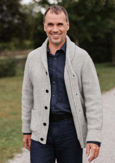 Martin Doucet, célébrant et fondateur de Célébra, en action lors d’une cérémonie personnalisée
