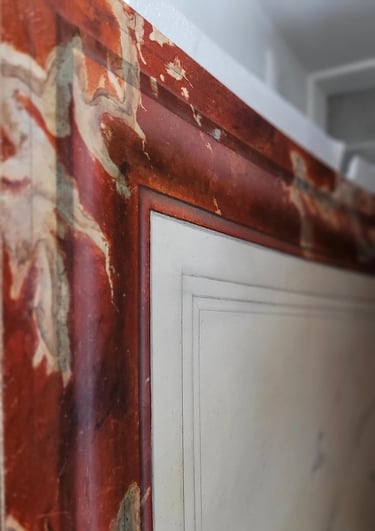 Peinture décorative avec ces faux marbres: blanc veiné et rouge Incarnat de Turquin, faux reliefs.