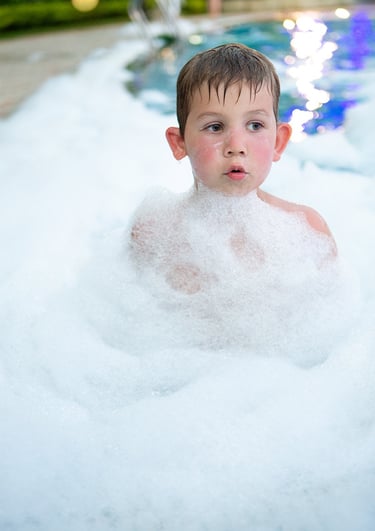 Ребенок в пенном бассейне отеля Radisson Blu на  Phu Quoc