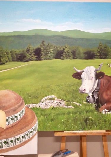 Décor champêtre peint sur grand panneau pour une fromagerie. Du Comté, des vaches qui paissent et un paysage jurassien typiqu