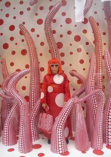 Yayoi Kusama: O Universo Infinito das Artes Visuais