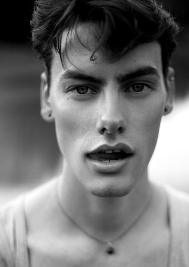 Vyrų fotografas, asmeninės, darbinės fotosesijos studijoje, verslo portretai, model test, kataloginės nuotraukos