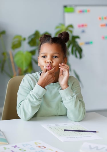 Een jongen en een meisje dat oefeningen doen voor de mondontwikkeling
