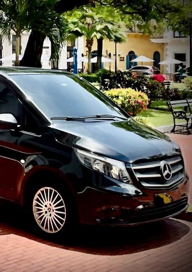 Carro de lujo marca Mercedes Benz usado para transporte de bodas y quinceaños