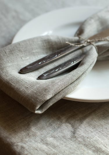 Naturlige linsservietter på en tallerke