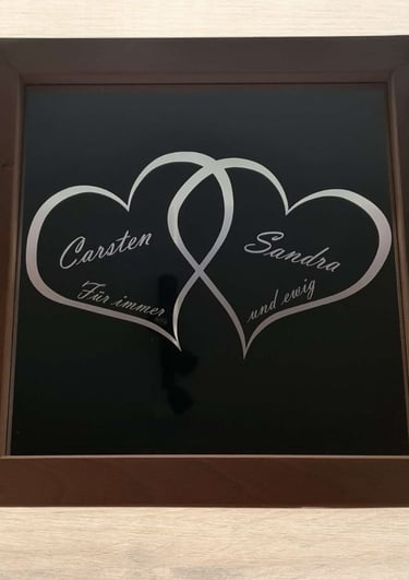 Eine Personalisierte Fliese mit Zwei eingravierten Herzen, Carsten & Sandra Für immer und Ewig