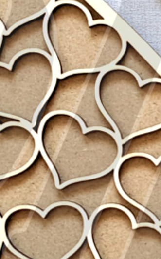 Livre d'or en bois en forme de papillon avec des coeurs