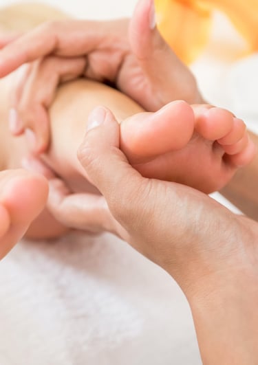 Ontspannende voetmassage uitgevoerd door een professionele pedicure.