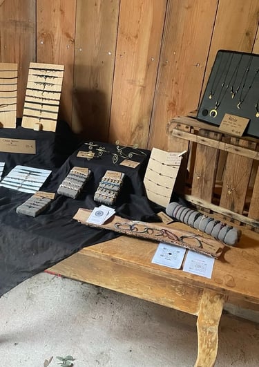 handgemachter Schmuck auf Holztisch ausgestellt, Verkaufsstand