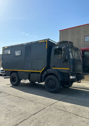 camión camperizado en zona industrial
