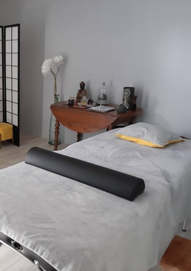 intérieur du salon bretizen avec la table de massage
