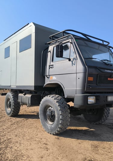 camión camperizado en el desierto