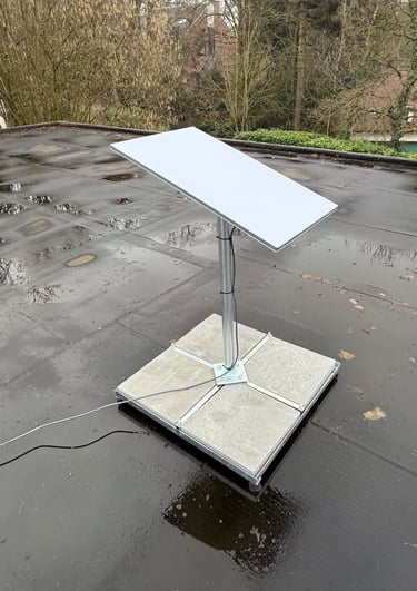 Antenne Starlink sur pied au sol