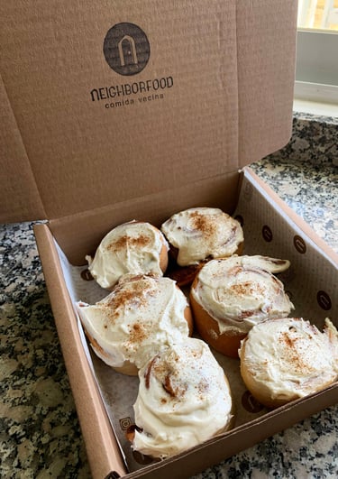 Una caja de roles de canela que prepara la Chef Karla y vende a través de neighborfood.mx