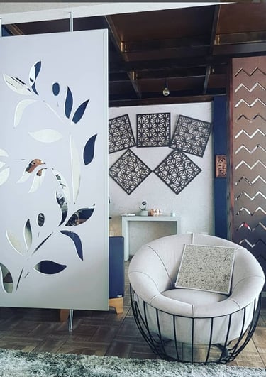 Ambiente moderno com divisória decorativa tipo cobogó em padrão de folhas e espelhos, integrando estilo e funcionalidade na s