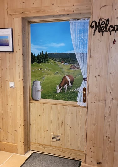 Décor peint de montagnes jurassiennes & imitation de matière sur une porte de service