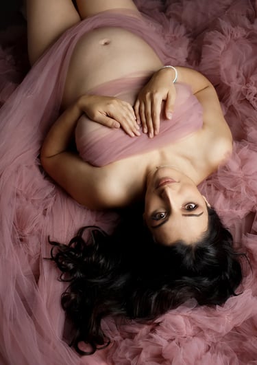 une femme enceinte lors d'une séance photo studio à troyes