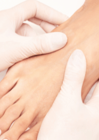 Een ontspannende voetmassage uitgevoerd door een professionele pedicure.