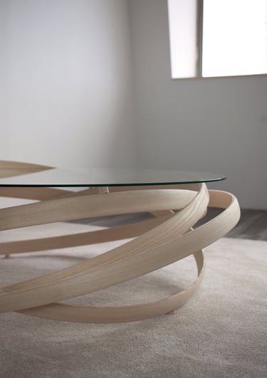 le bois étuvé a permis de créer de grands cercle en bois pour un dessin minimaliste et contemporain