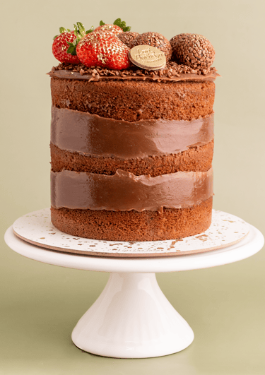 Naked cake: bolo de chocoate com recheio de Brigadeiro  e decoração de morango