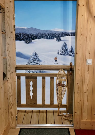 Une porte d'entrée basique se transforme en décor hivernal jurassien. Ce décor habille une porte de service disgracieuse.