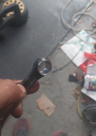 Obrada i brušenje male pesnice na klipnjači