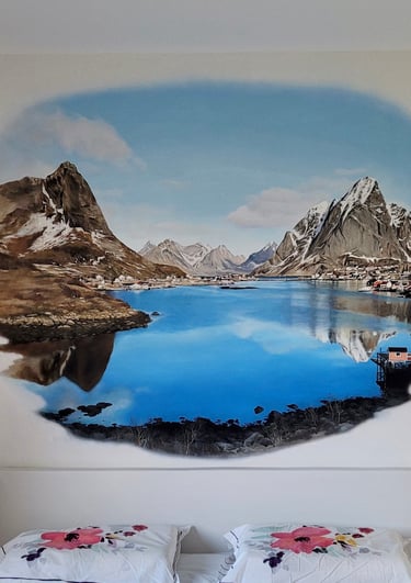 Voyage en Norvège aux Iles Lofoten avec ce décor mural peint en tête de lit. Rêvez des paysages grandioses des pays nordiques