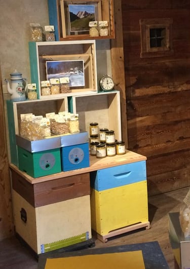 Interno negozio di Chianale con caramelle