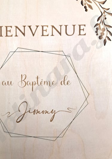 Panneau de bienvenue en bois présentant un évènement