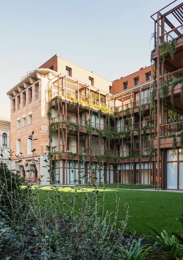 Corte interna di Palazzo CorteVerdi a Cremona: giardino con prato e verde verticale di Boeri e AG&P greenscape.
