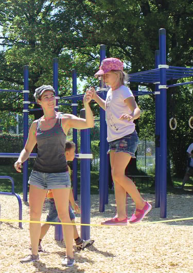 Mère et fille dans un slackline parc Kenguru Pro