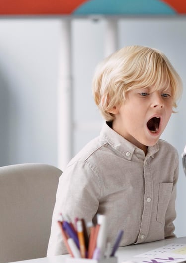 Een jongen dat spraakoefeningen aan het doen is