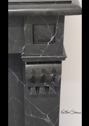 Faux marbre noir peint sur une fausse cheminée en bois