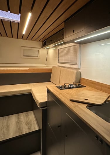concina interior con sofas y luces led