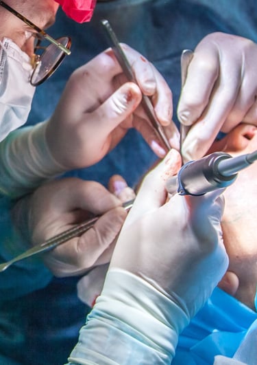 Cirugía oral y maxilofacial: equipo de especialistas realizando procedimiento quirúrgico dental
