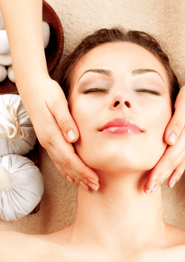 erzorgende gezichtsmassage voor een frisse en stralende huid, uitgevoerd bij Medisch Pedicure Grote Berg.