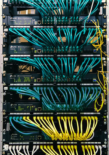 a bunch of wires and wires connected to a computer