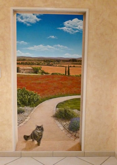 Une porte ouverte sur un paysage méditerranéen, une allée, un chat...Un décor en trompe-l'oeil pour une porte murée.