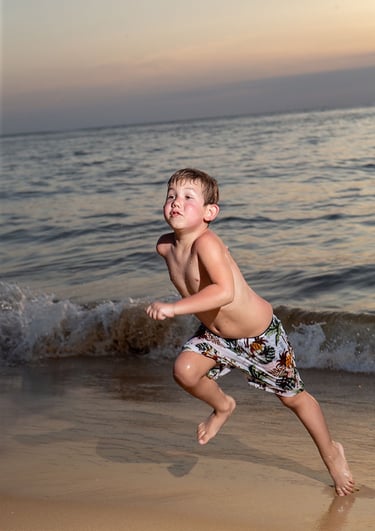 Ребенок бегает по пляжу на Фукуоке