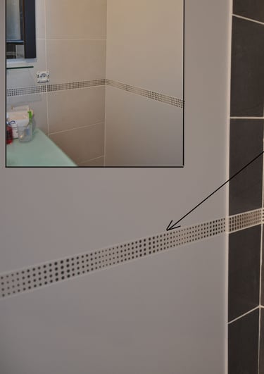 Imitation en peinture d'une frise en faïence sur mur de salle de bain 