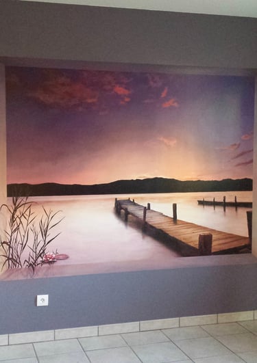 Une fresque accueillante pour une chambre d'amis, un paysage au bord de l'eau au coucher du soleil, qui invite à la rêverie