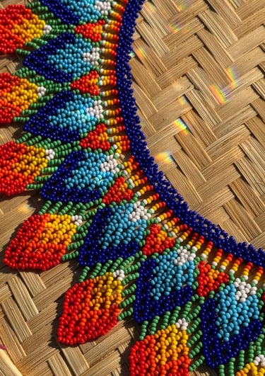 collar de mostacilla de colores sobre un fondo textil