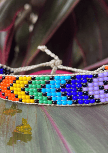 manilla de colores sobre hoja