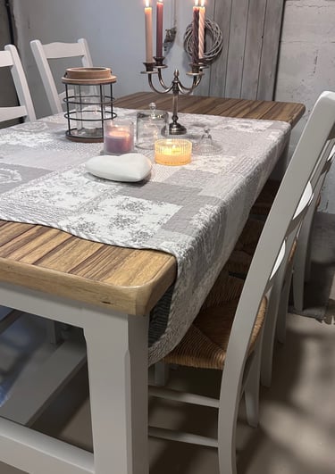 Table relookée avec plateau entièrement poncé et pieds repeints en gris