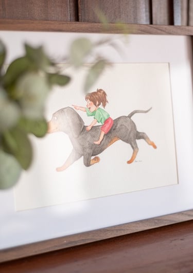 ilustración en acuarela de una niña sobre un perro salchicha enmarcado