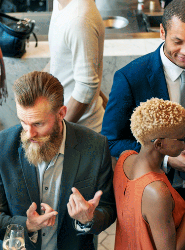 fotografia de un evento de trabajo con varias personas hablado entre si