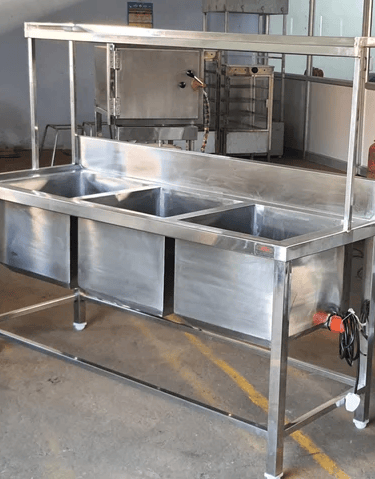 una mesa industrial de cocina
