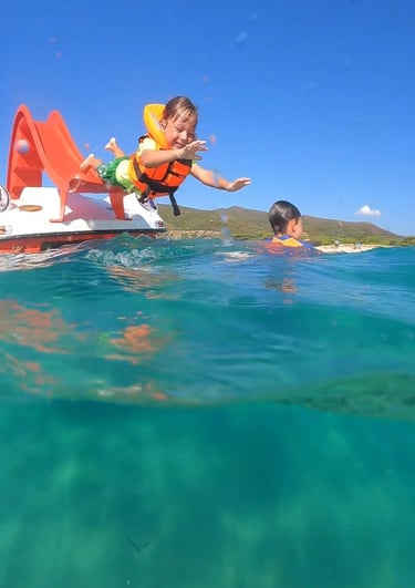 pedalo avec toboggan à Lozari Watersports