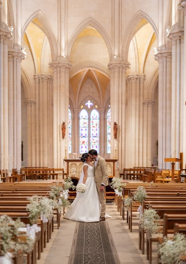 un couple de mariés s'embrassant dans une église fleurie